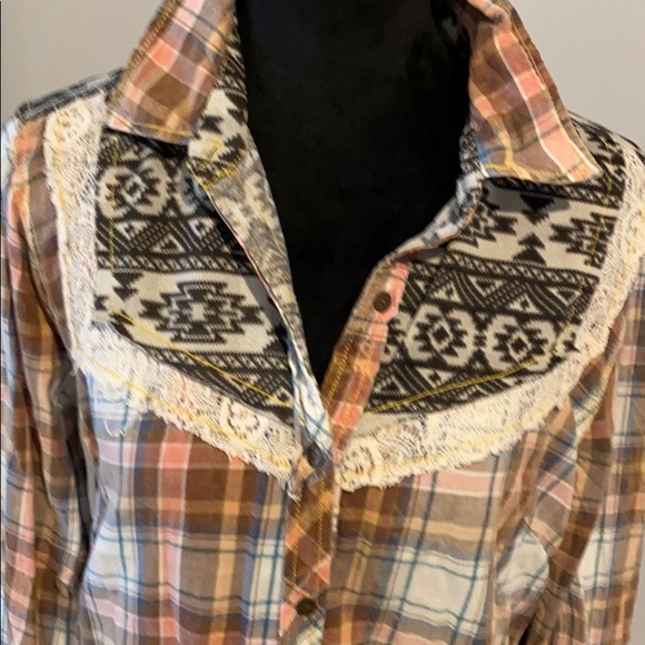 Woman’s cute destructed like new flannel shirt - Picture 3 of 4